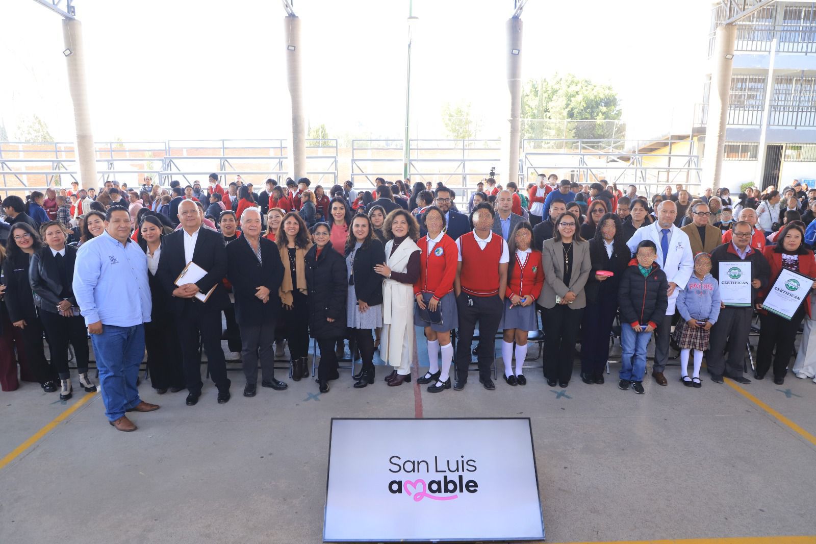 Fotografía de todos los asistentes al evento