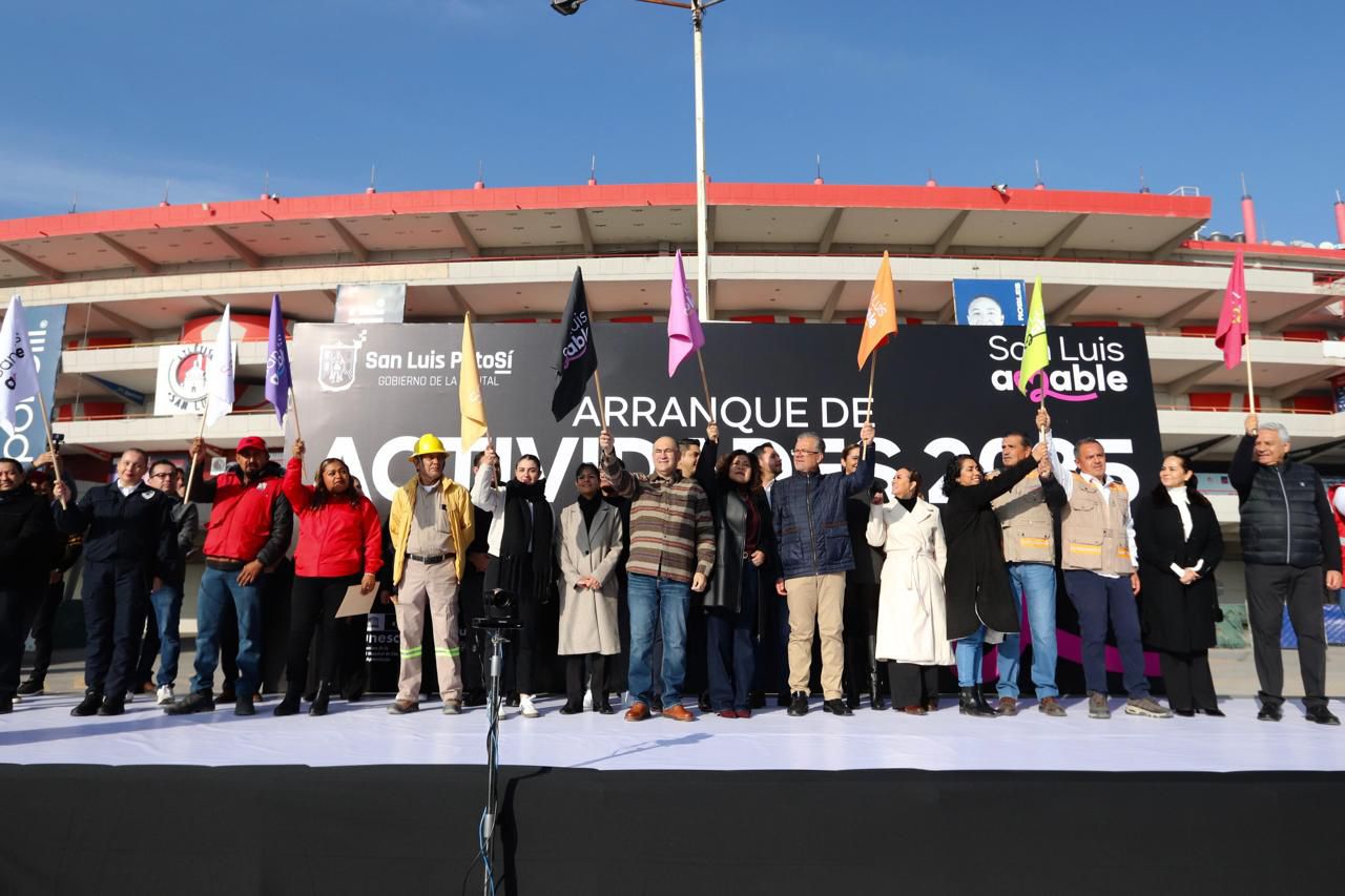 Fotografía de autoridades municipales dando el banderazo de arranque de actividades