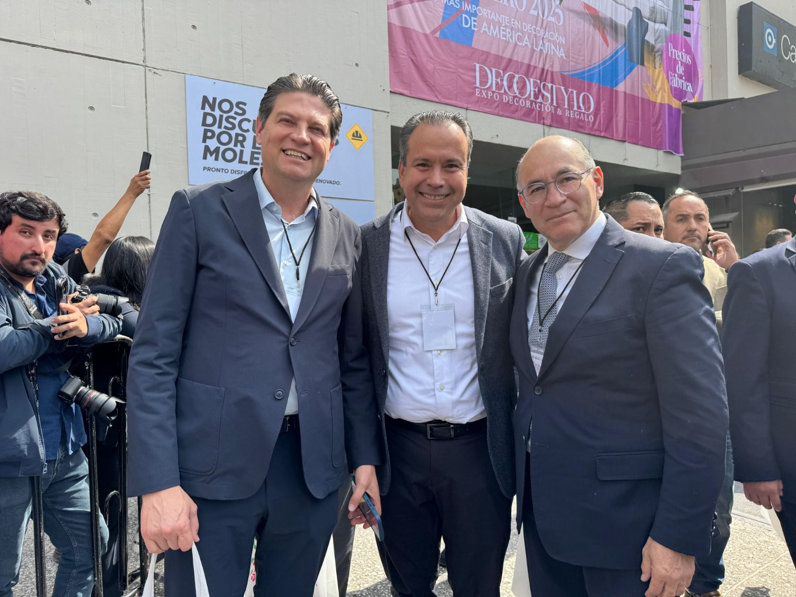 Fotografía del alcalde Enrique Galindo Ceballos junto a otros dos alcaldes