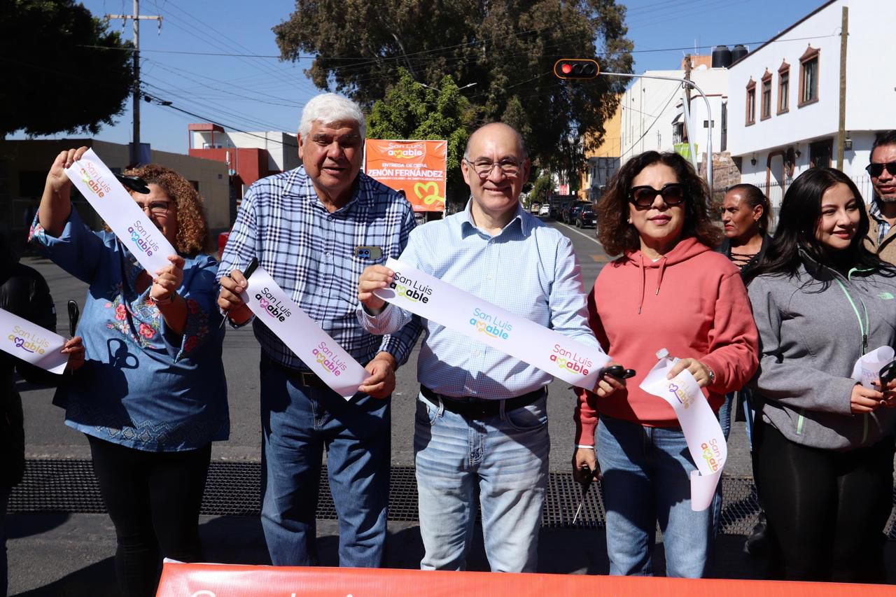 Fotografía del corte de listón inaugural de la calle