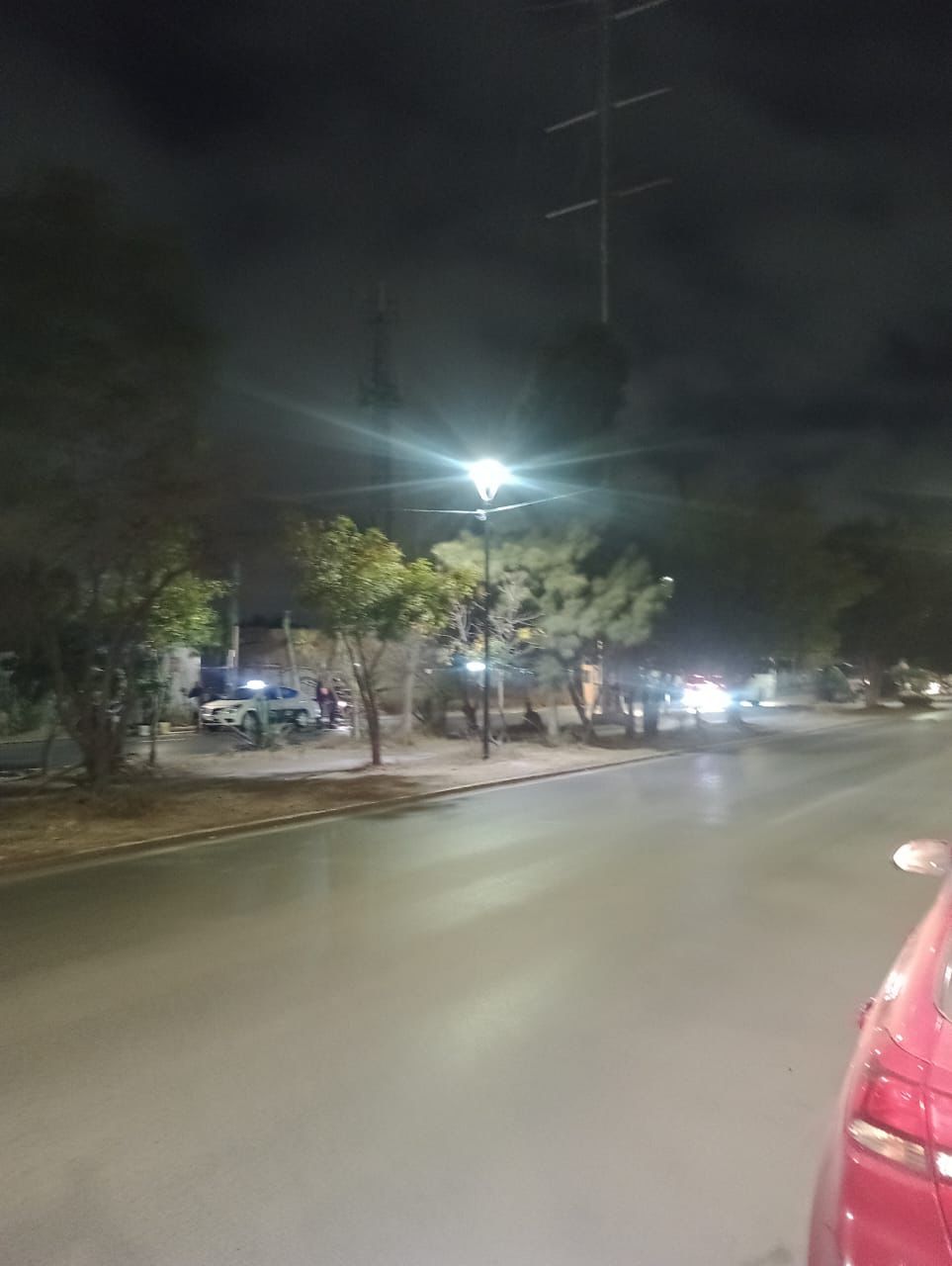 Fotografía nocturna de av. Salk con luminarias encendidas