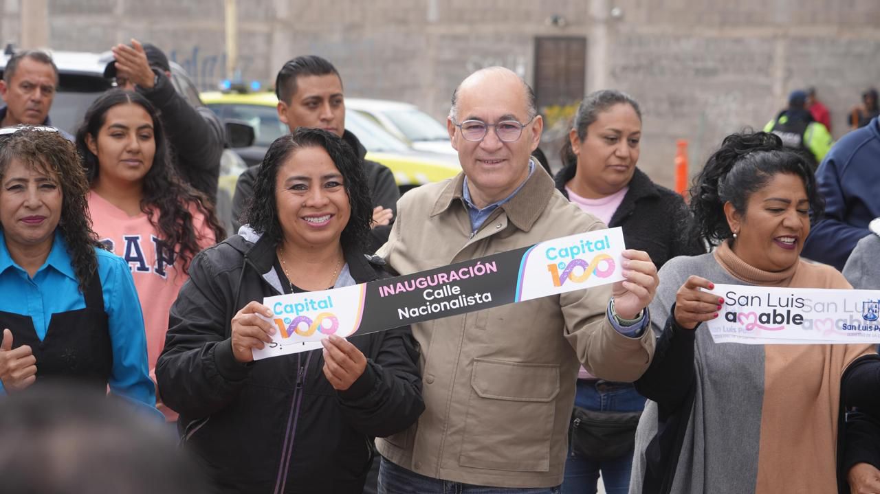 Fotografía del corte de listón inaugural de la calle