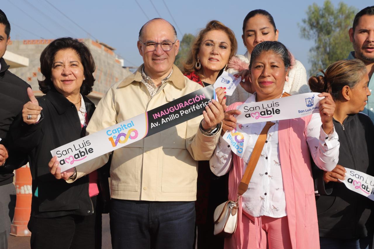 Fotografía del corte de listón inaugural de la calle