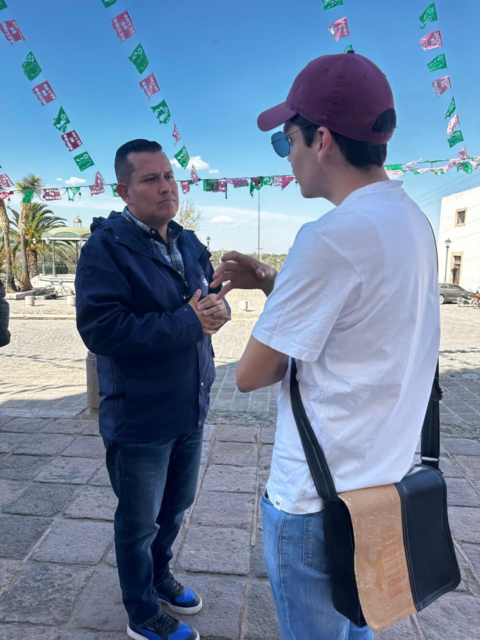 Fotografía del Delegado de Bocas, platicando con un ciudadano