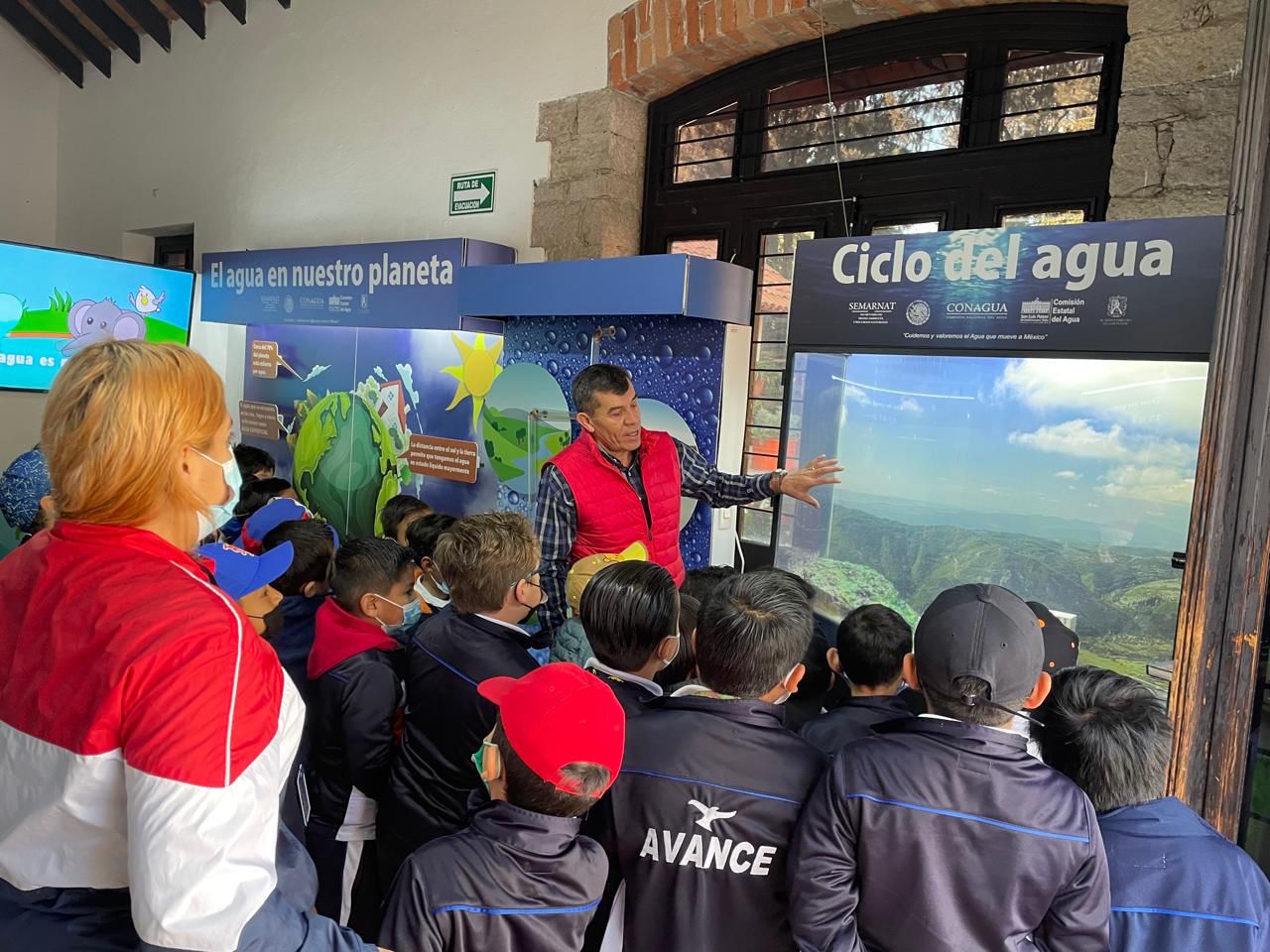 Fotografía de un recorrido guiado en las instalaciones de Casa Colorada