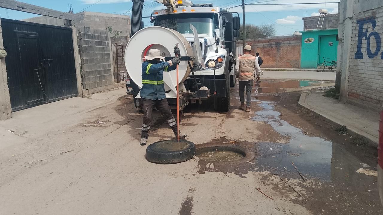 Fotografía de personal municipal desasolvando una alcantarilla