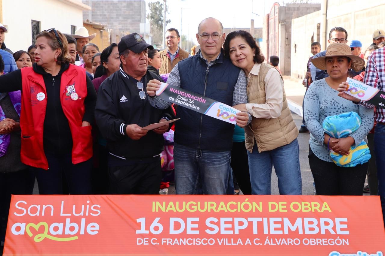 Fotografía del corte de listón inaugural de la calle