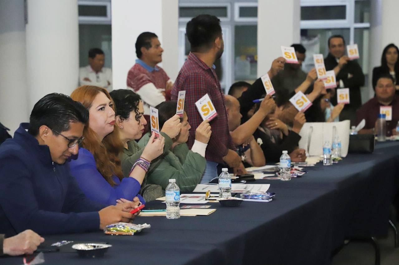 Fotografía de los consejeros votando