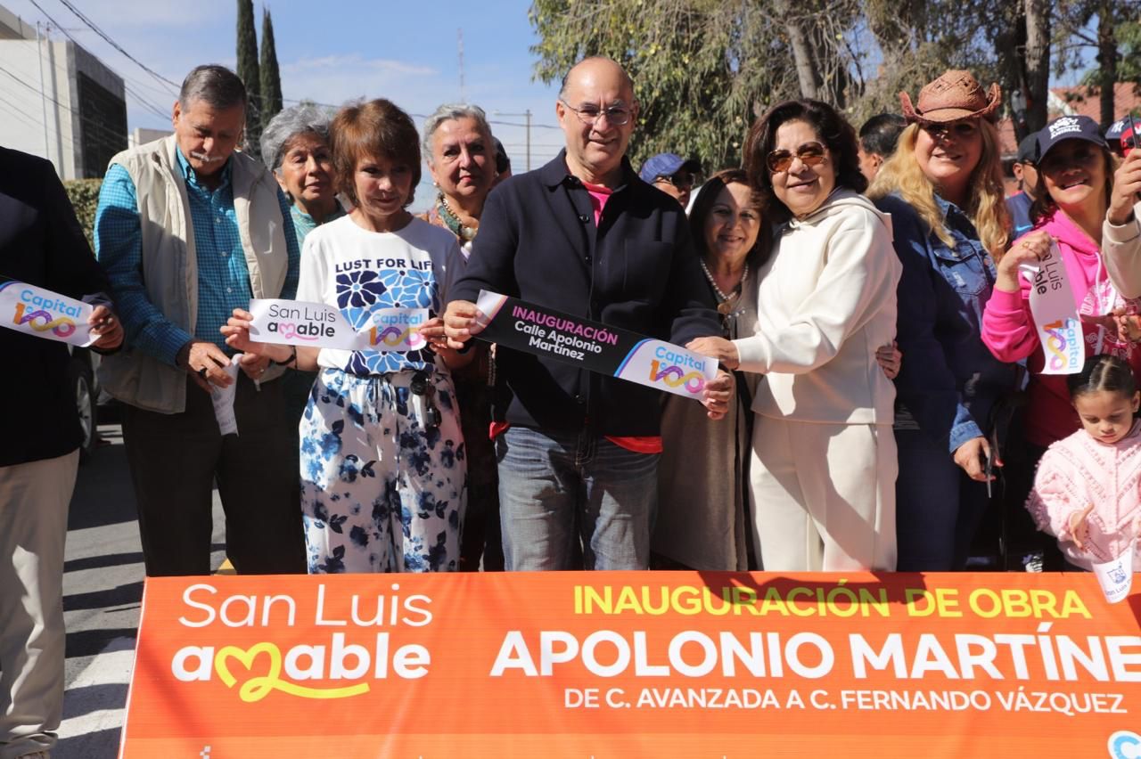 Fotografía del corte de listón inaugural de la calle