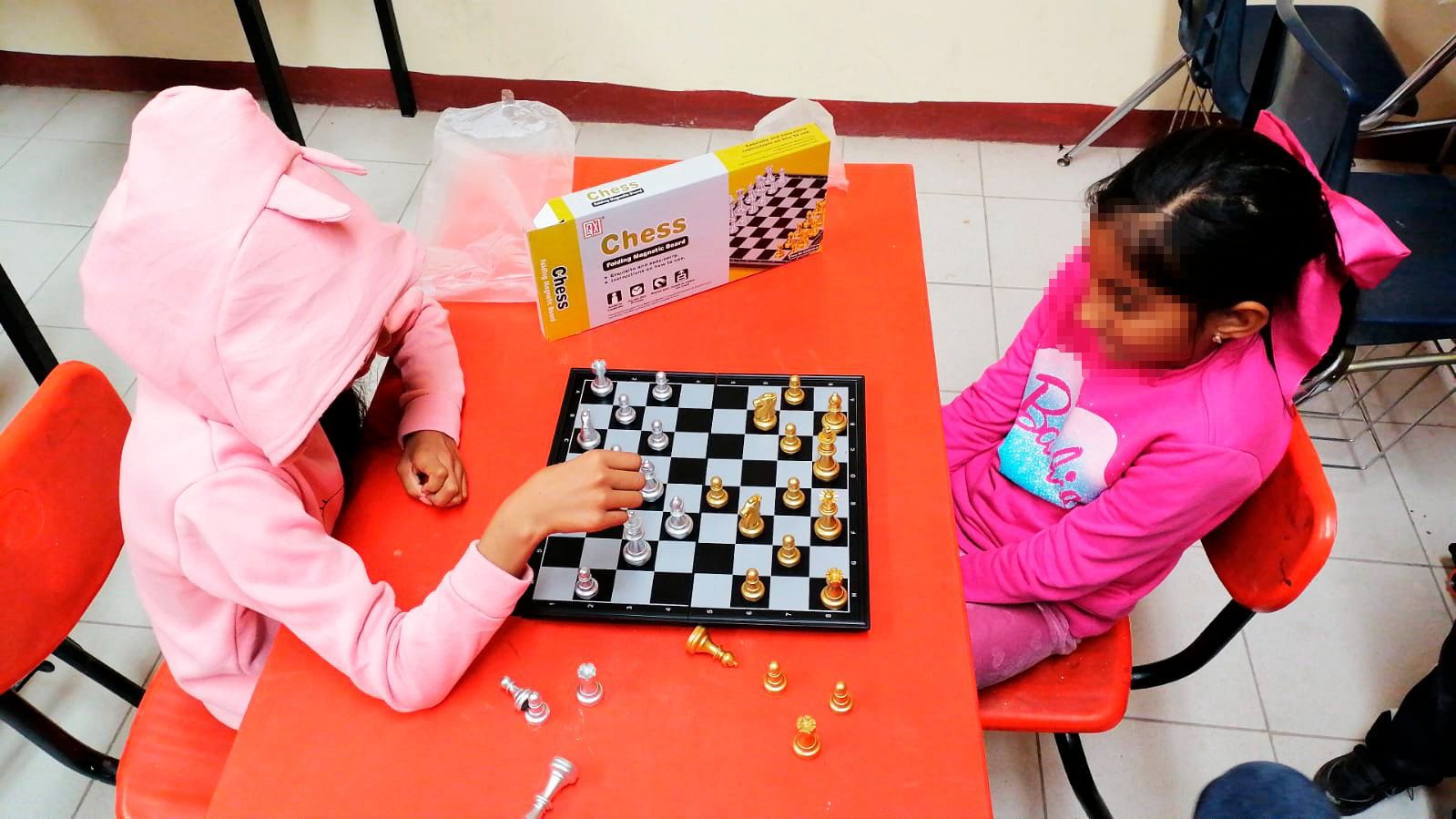 Fotografía de dos niñas jugando ajedrez