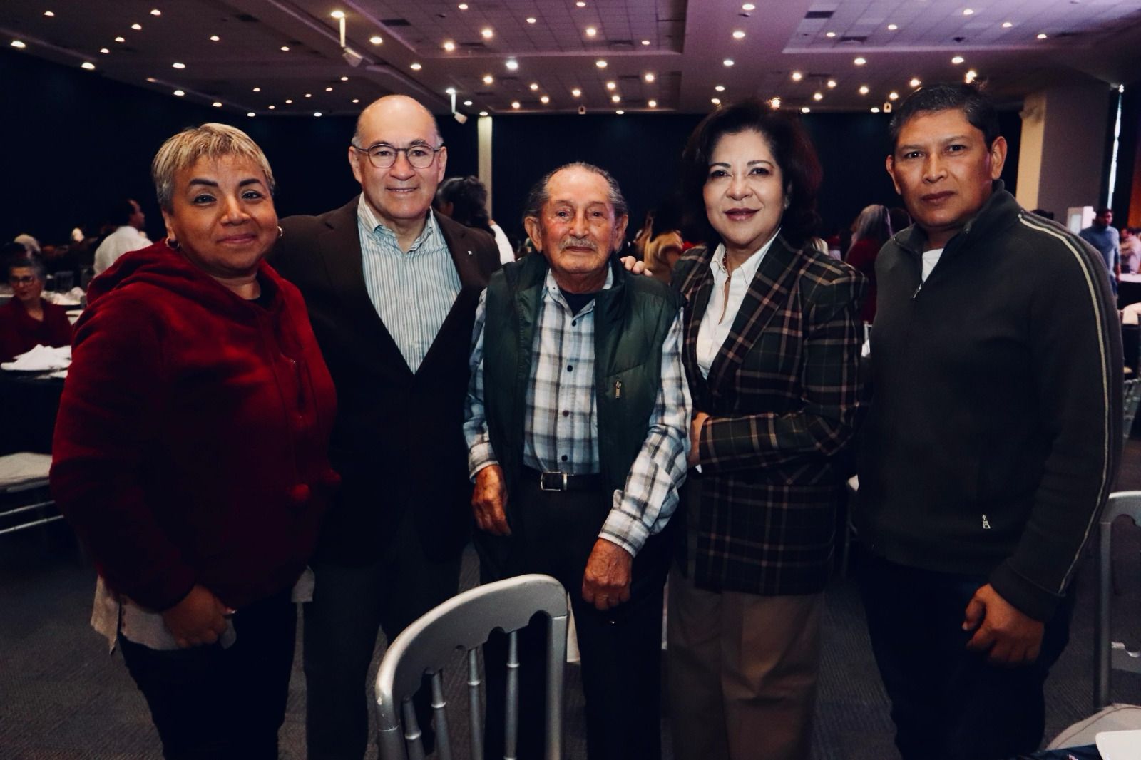 Fotografía del alcalde con varios pensionados