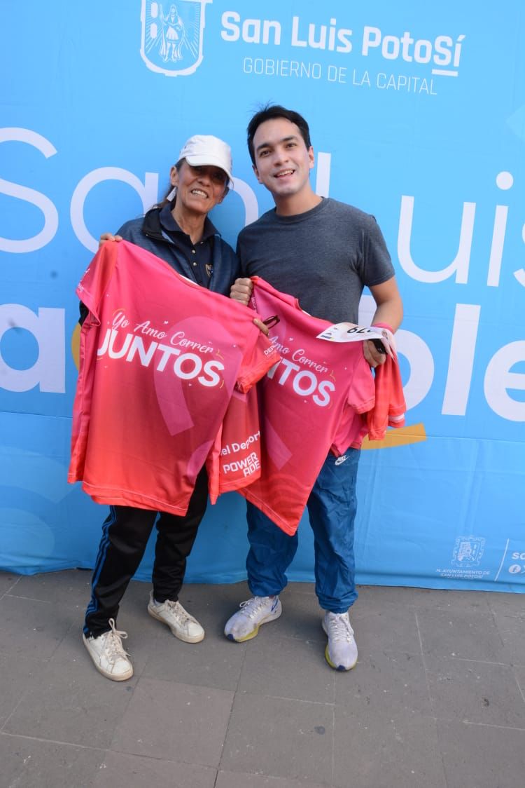 Fotografía de una pareja con las playeras oficiales de la carrera