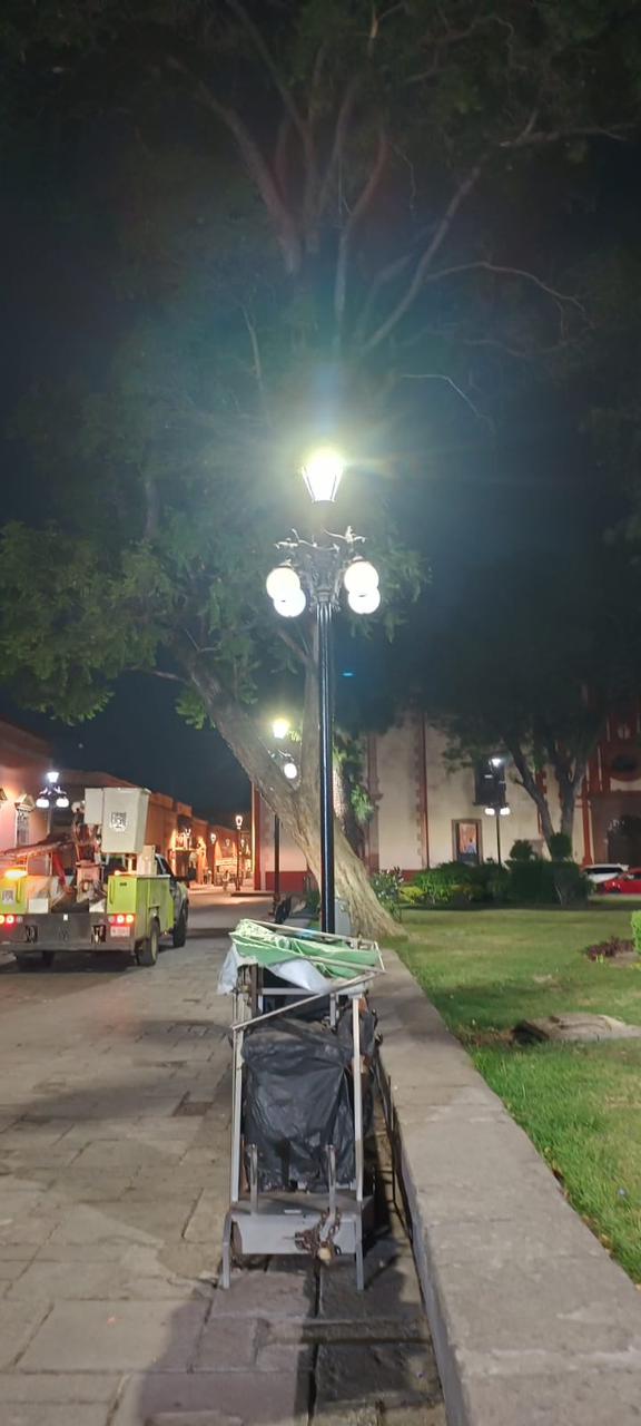 Fotografía de una lámpara en el jardín de San Juan de Dios encendida