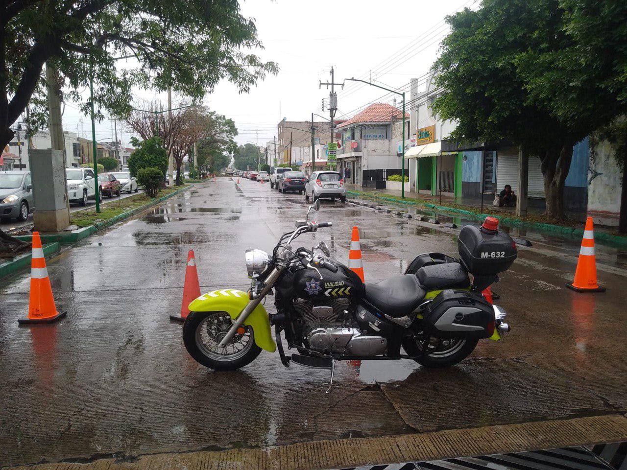 Fotografía de una motocicleta frente a una calle cerrada