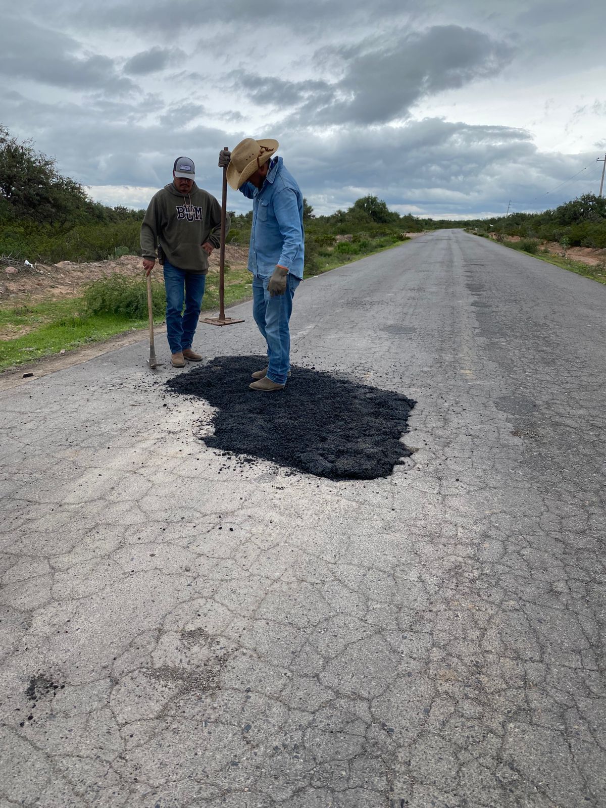 Fotografía de trabajadores realizando labores de bacheo