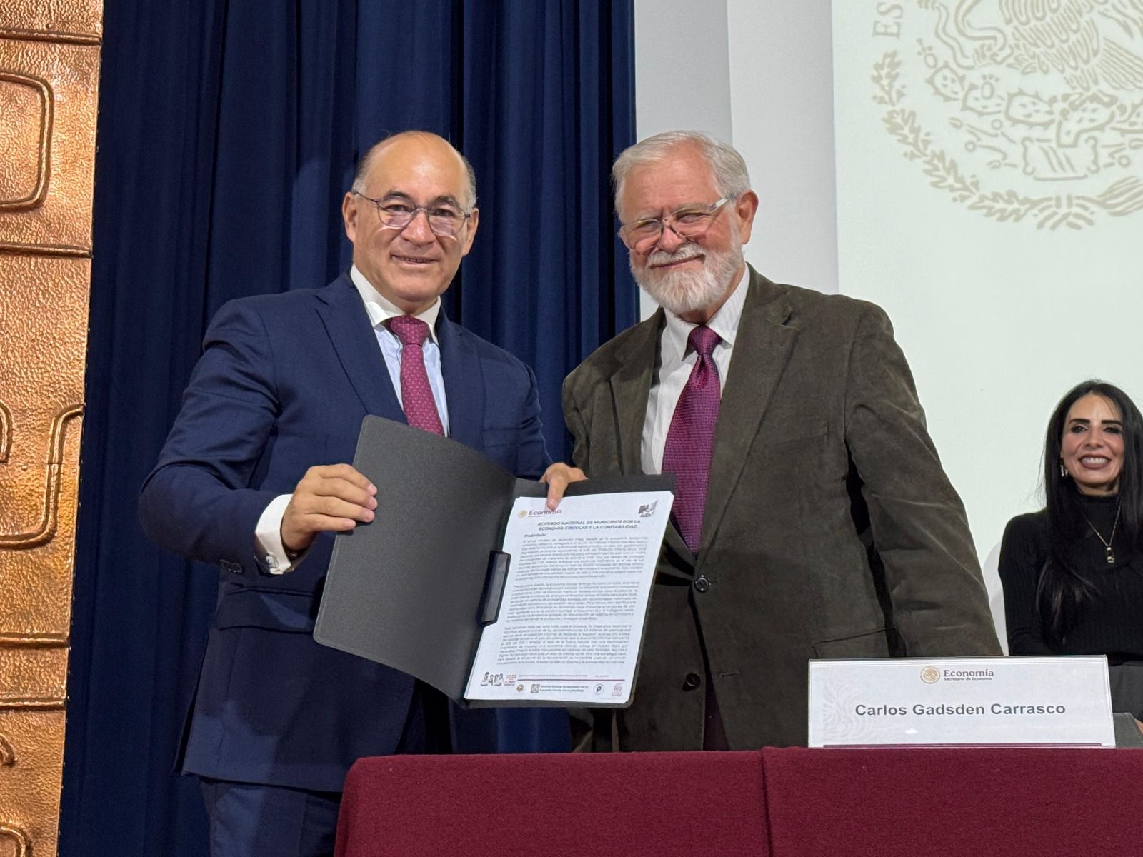 Fotografía del alcalde con el secretario de economía