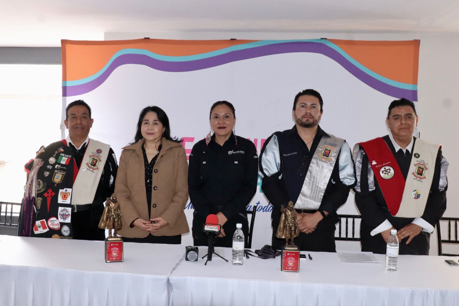 Fotografía de los participantes en la rueda de prensa
