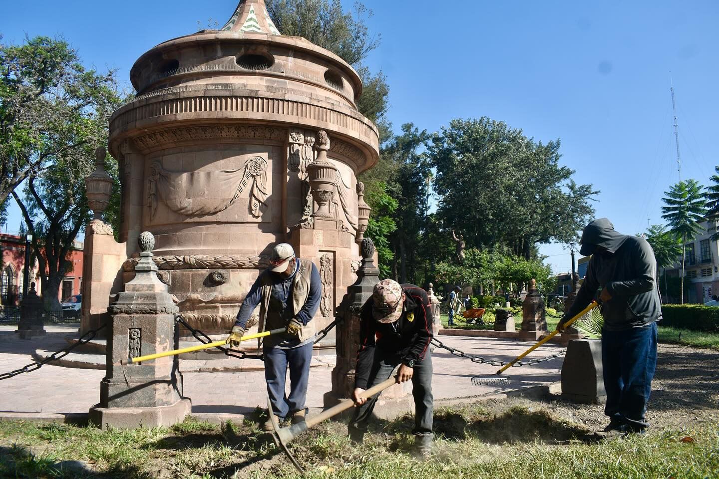 Embellecen San Luis Capital con flores de ornato en espacios emblemáticos