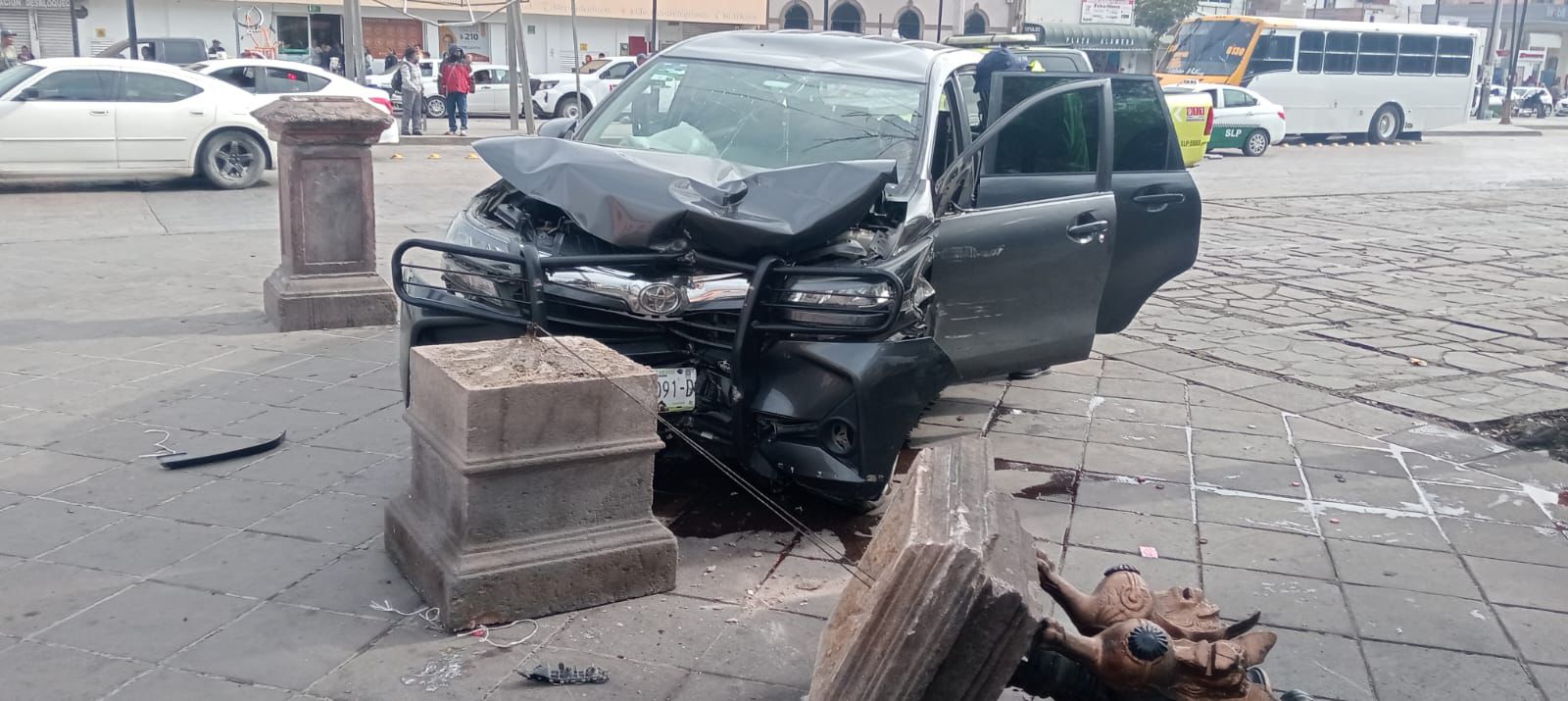 Conductor de plataforma choca y causa daños a infraestructura pública