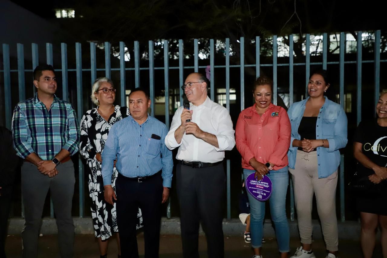 Alcalde Enrique Galindo durante el evento del alumbradu público