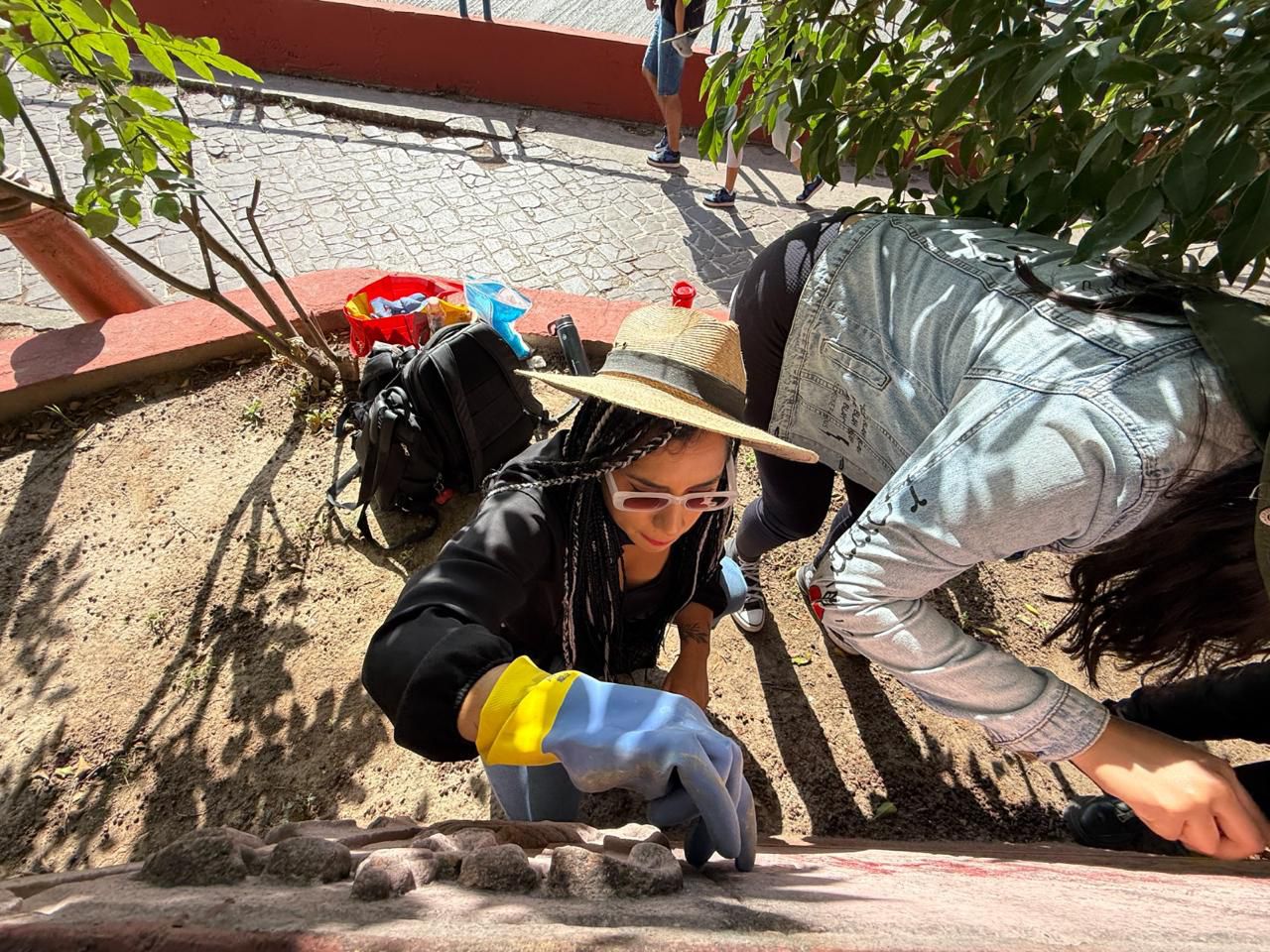 Trabajadores municipales en actividades de limpieza y conservación