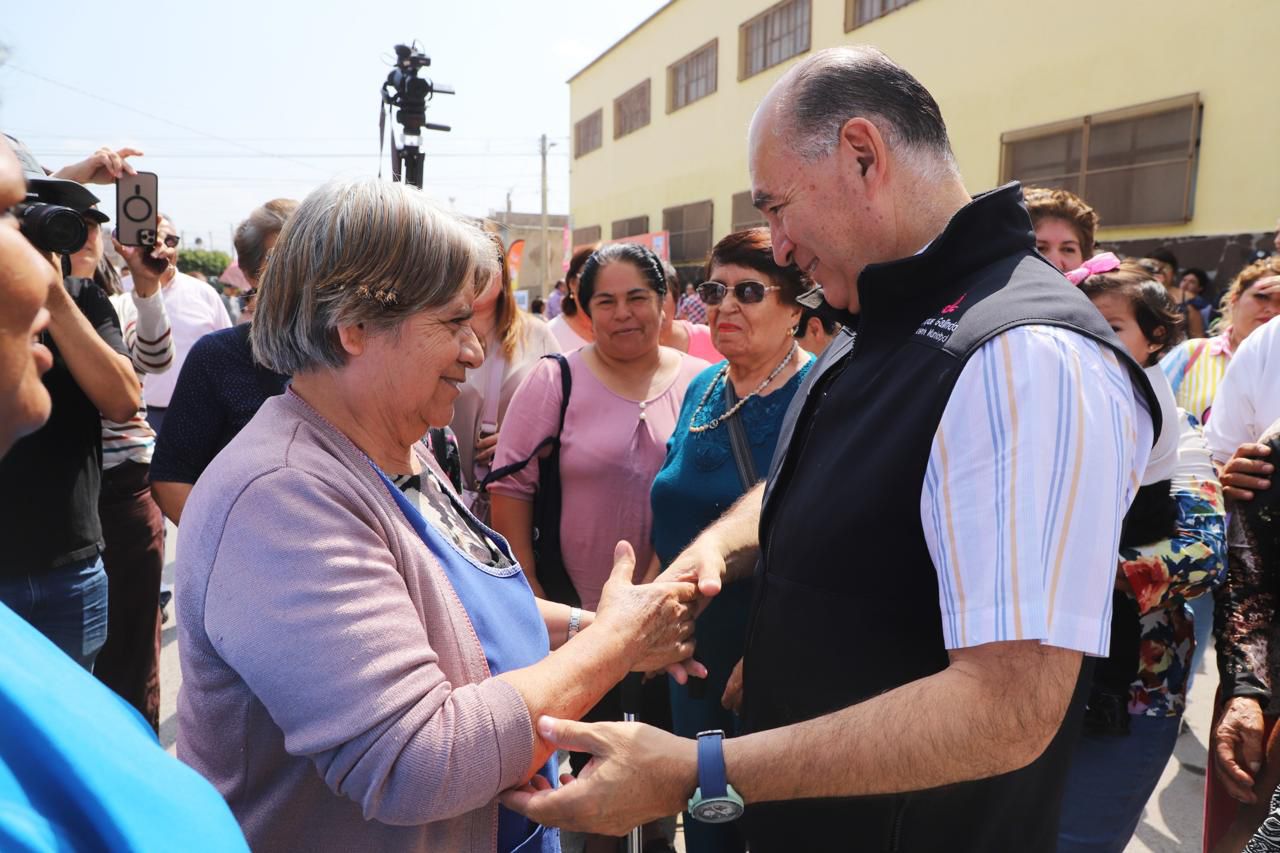 Alcalde Enrique Galindo tomando de la mano a una ciudadana