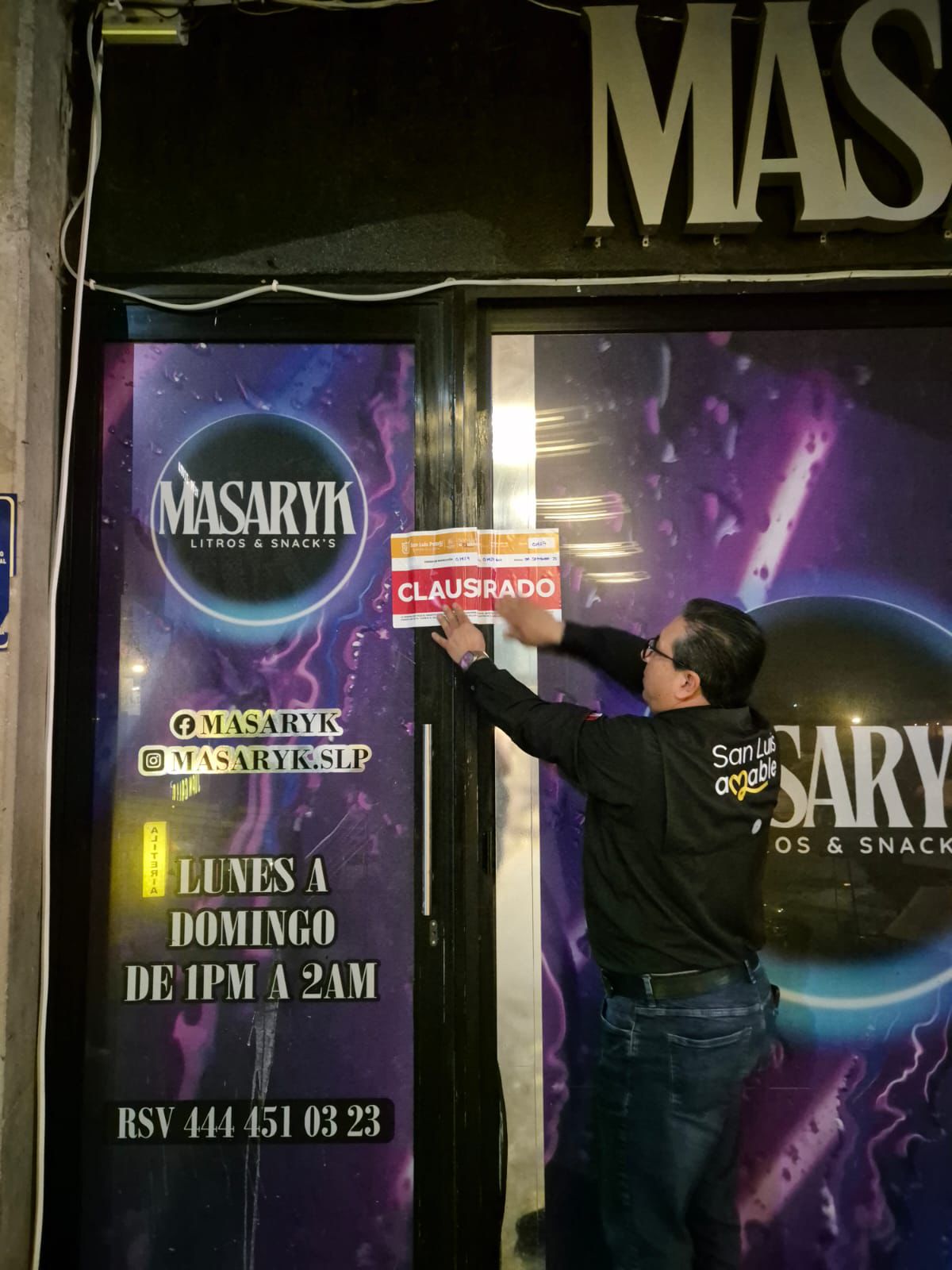personal municipal clausurando un establecimiento