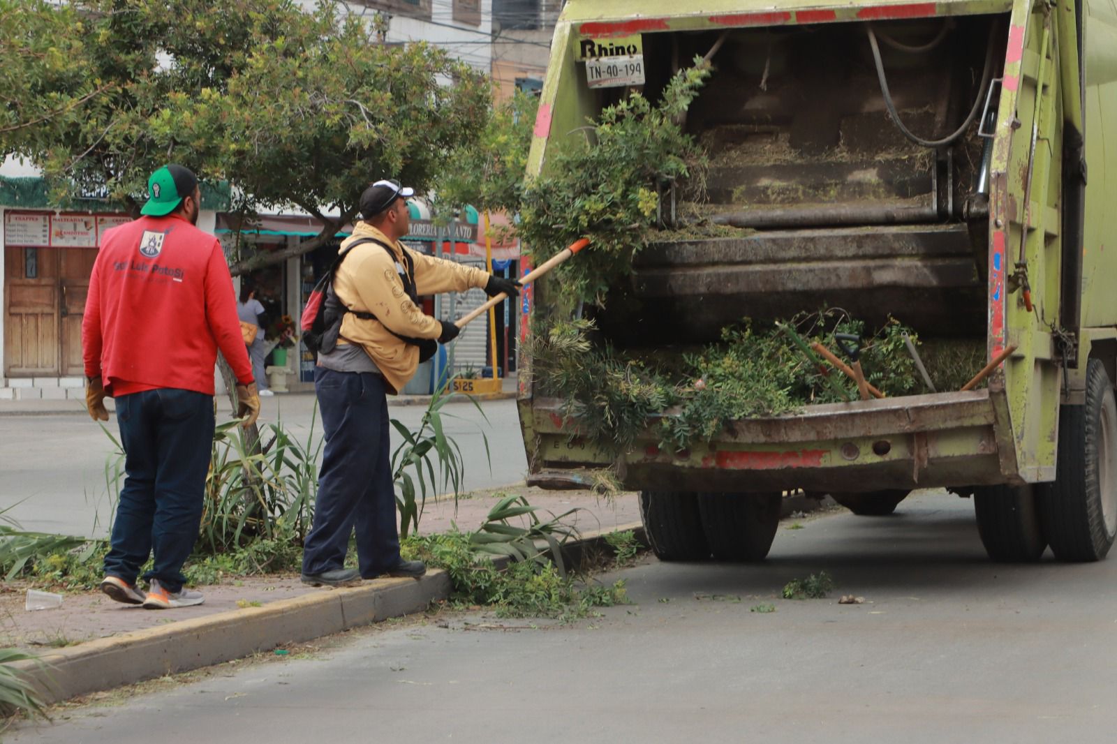 trabajador municipal en labores de limpieza