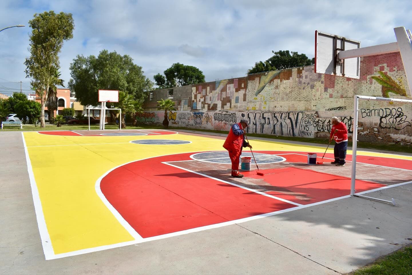 trabajador municipal en labores de mantenimiento