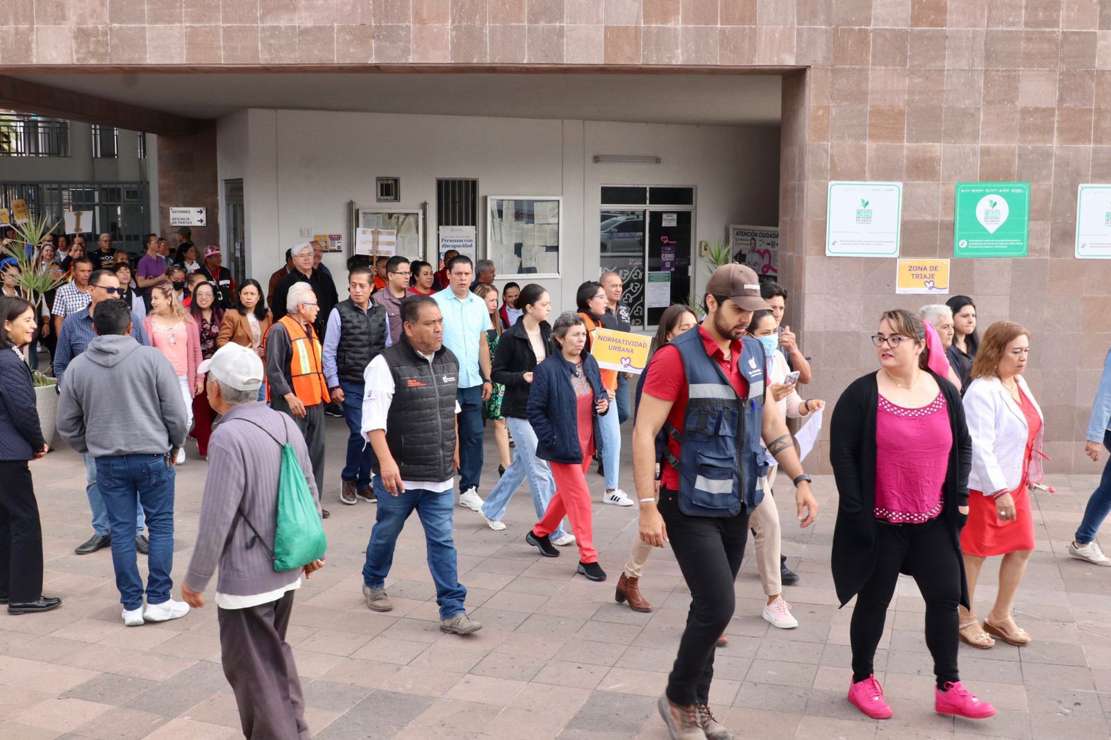 Personal evacuando la UAM durante el simulacro