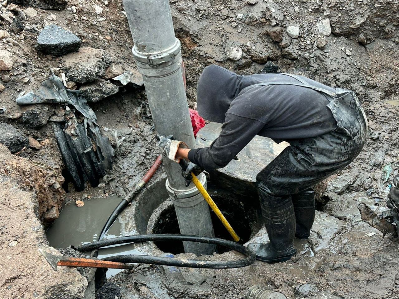 trabajador municipal en labores de mantenimiento