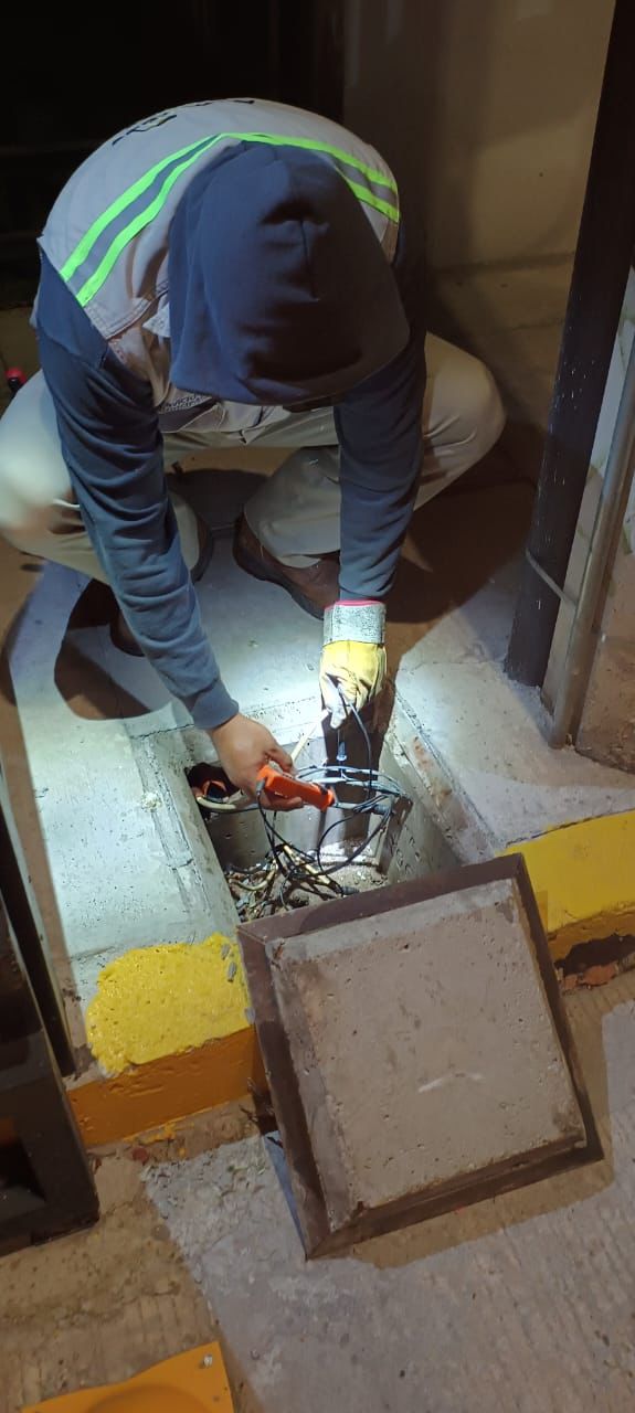 trabajador municipal en labores de mantenimiento