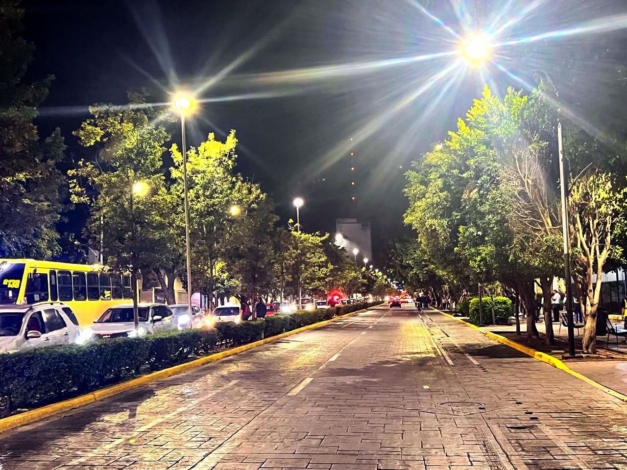 Calle iluminada con alumbrado nuevo