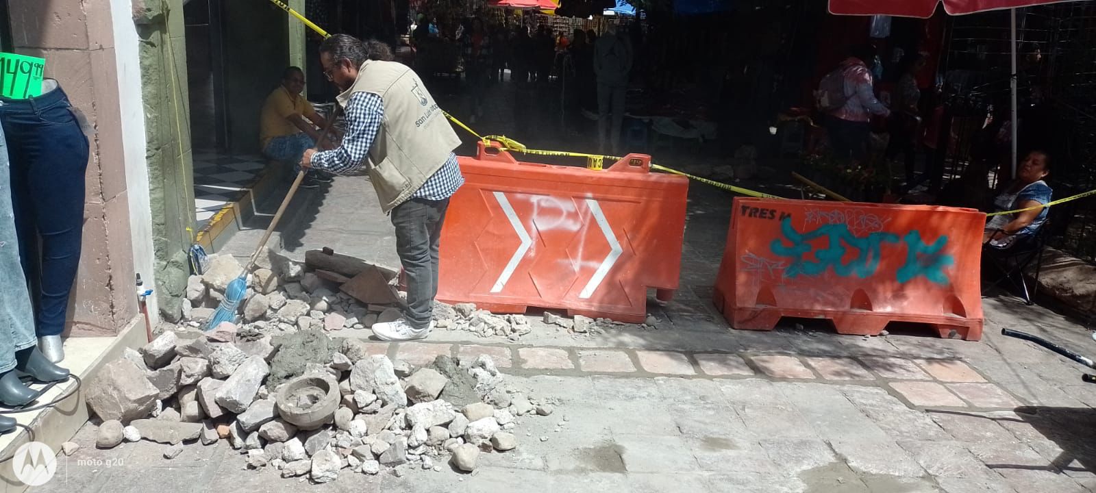 trabajador municipal en labores de mantenimiento