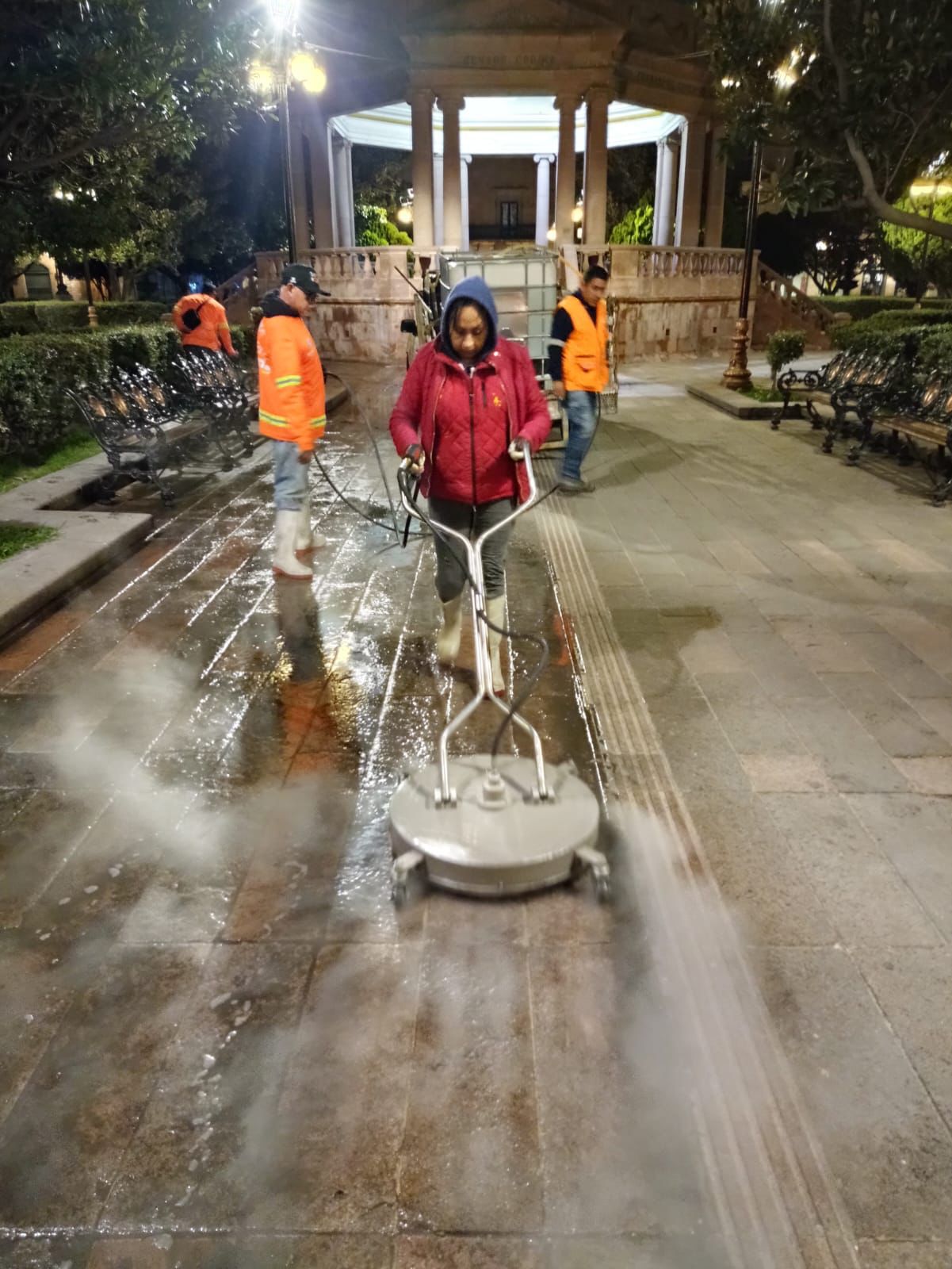 trabajador municipal en labores de mantenimiento