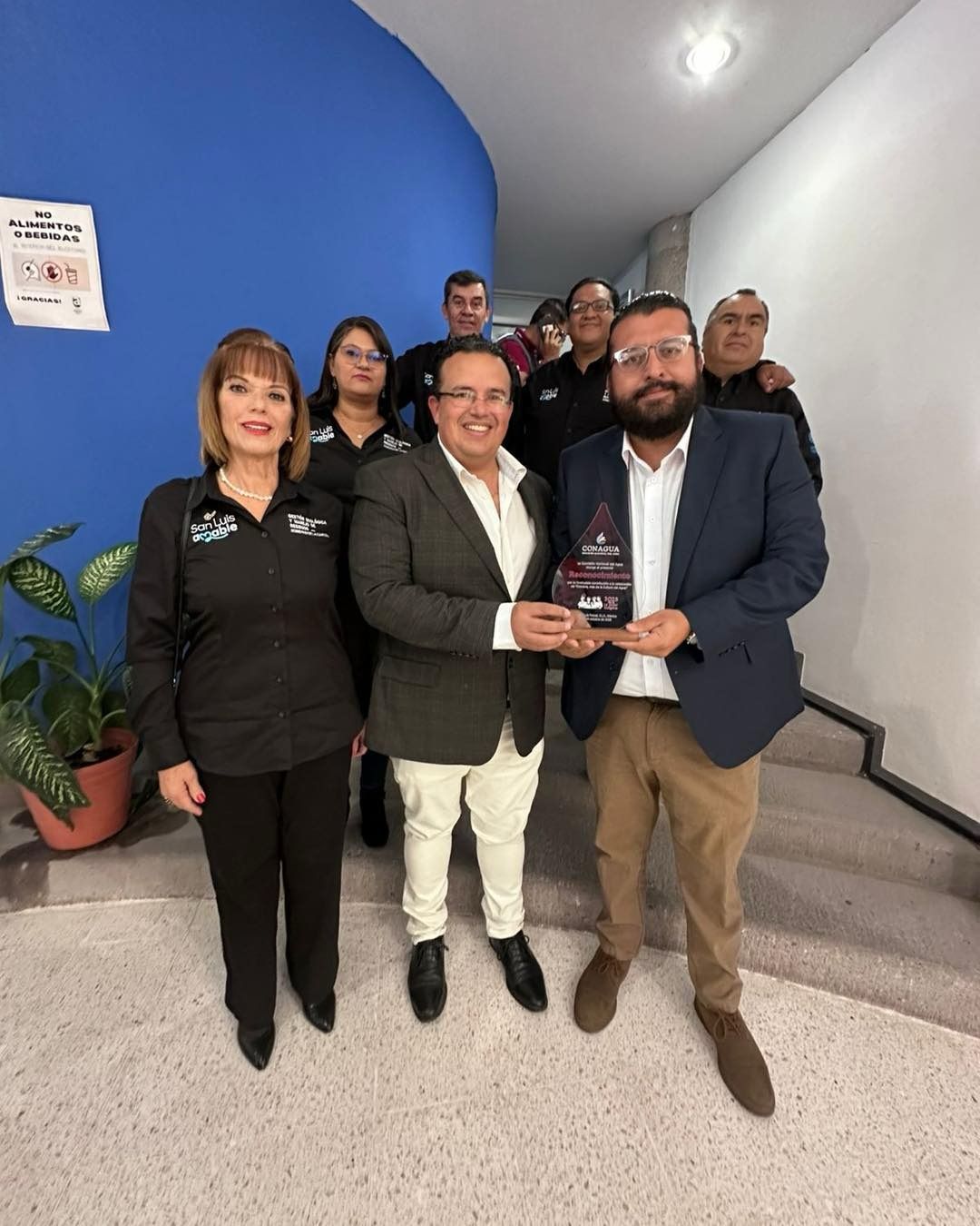 Director de Ecología recibiendo reconocimiento