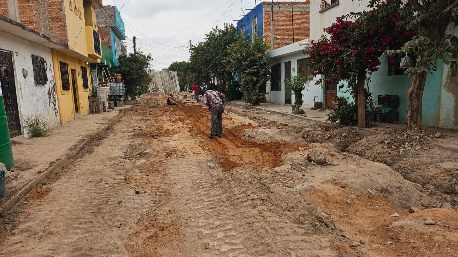 personal municipal en trabajo de mantenimiento de calles