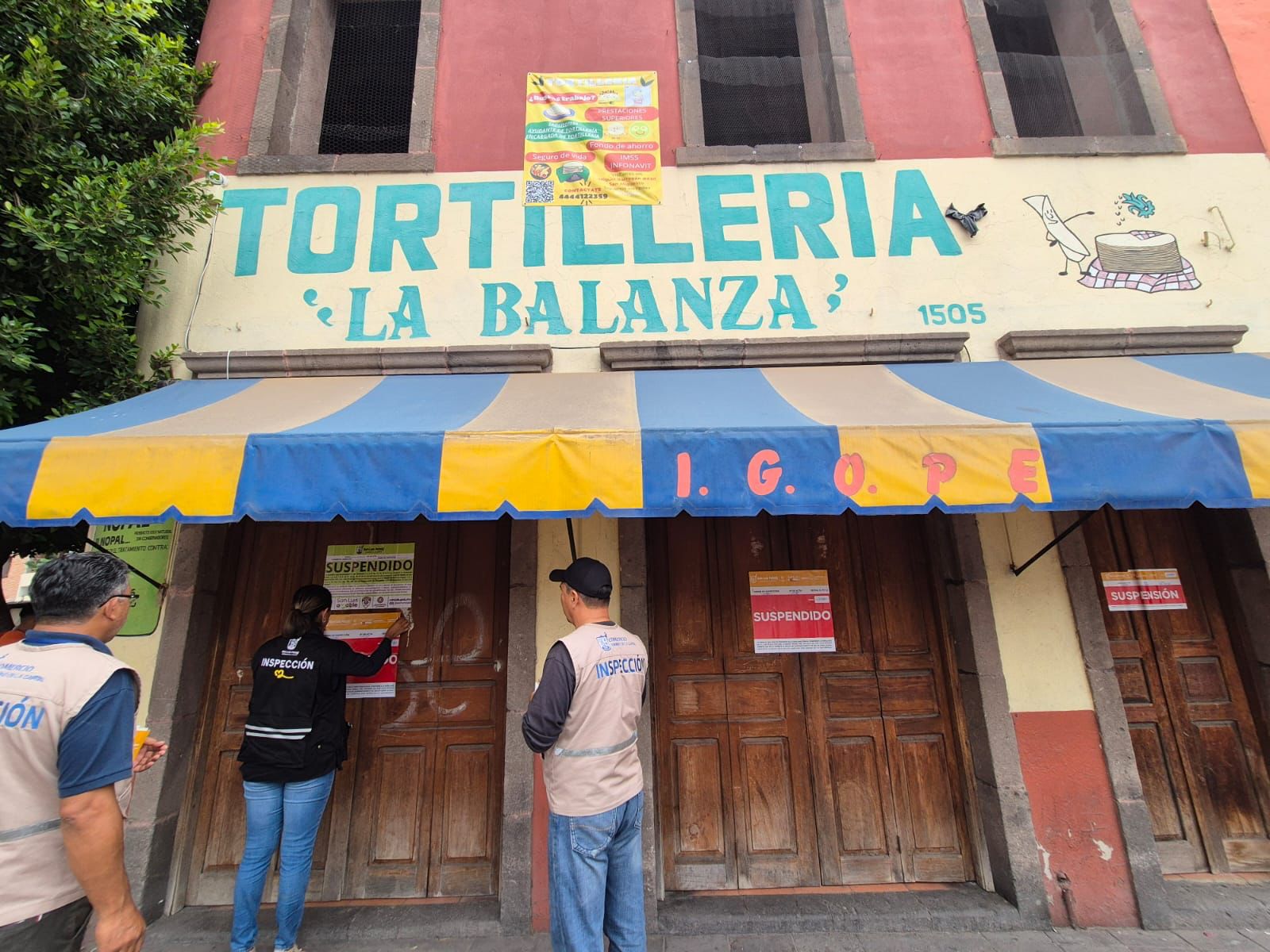 Trabajadores de Protección Civil clausurando una tortillería