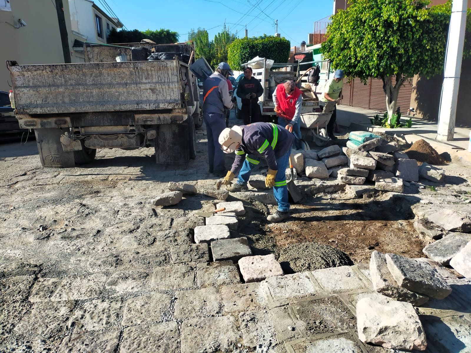 Con participación ciudadana, “Por Buen Camino” refuerza bacheo y mantenimiento urbano en más de 25 calles de San Luis Capital