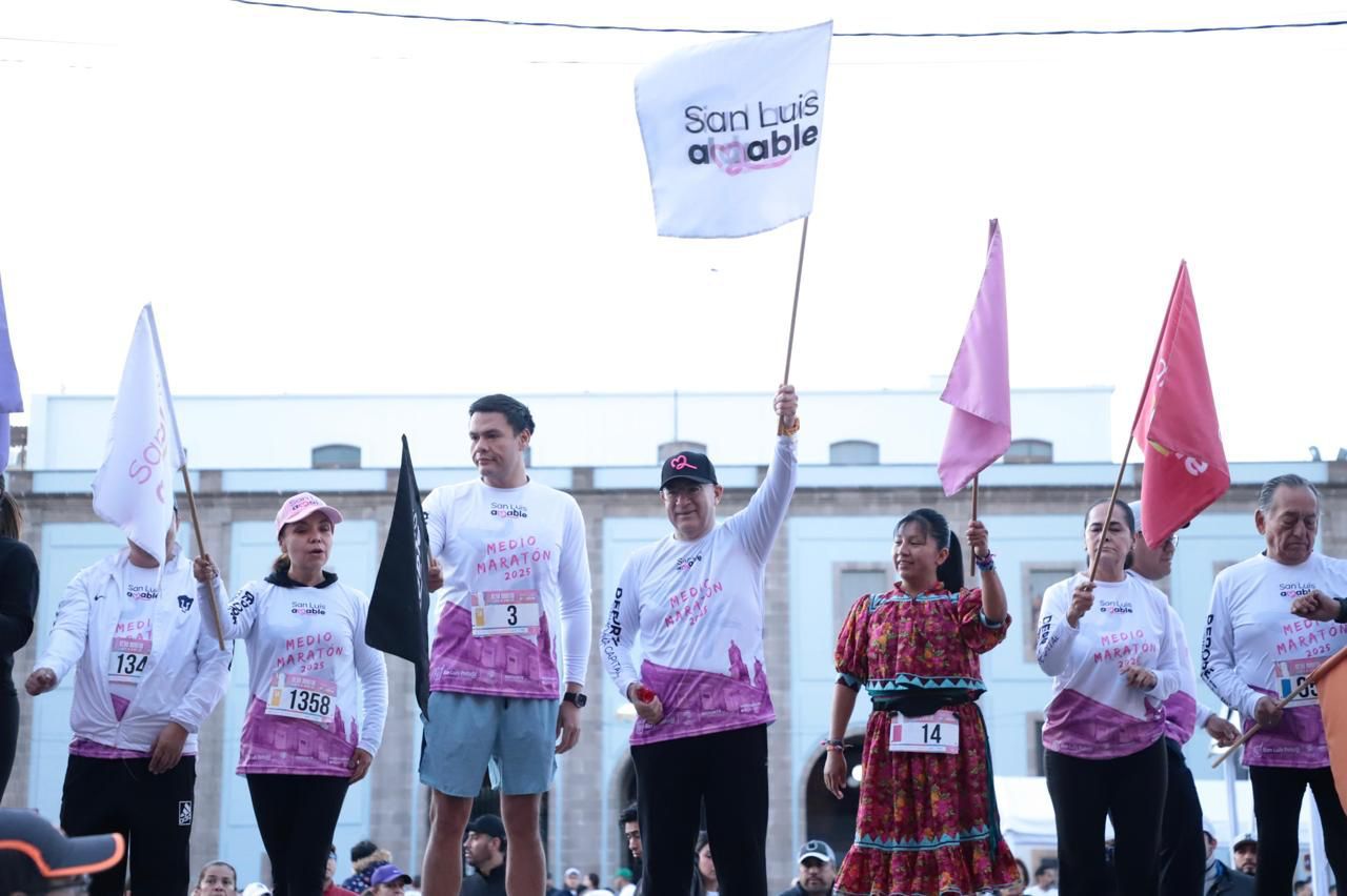 Fotografía del alcalde y autoridades dando el banderazo de arranque