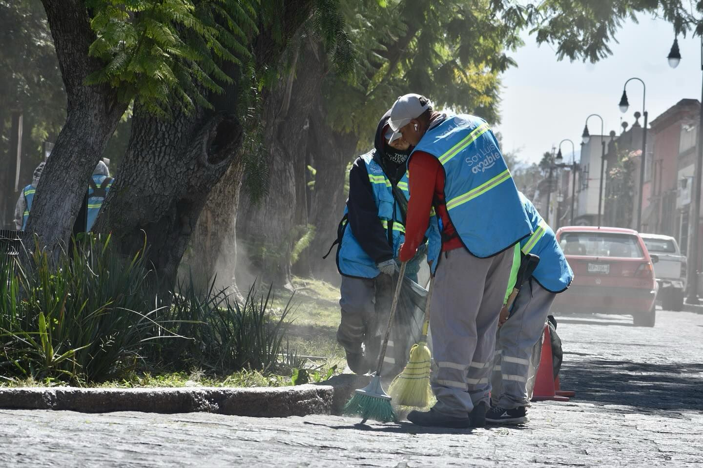 Fotografía de trabajadores municipales limpiando