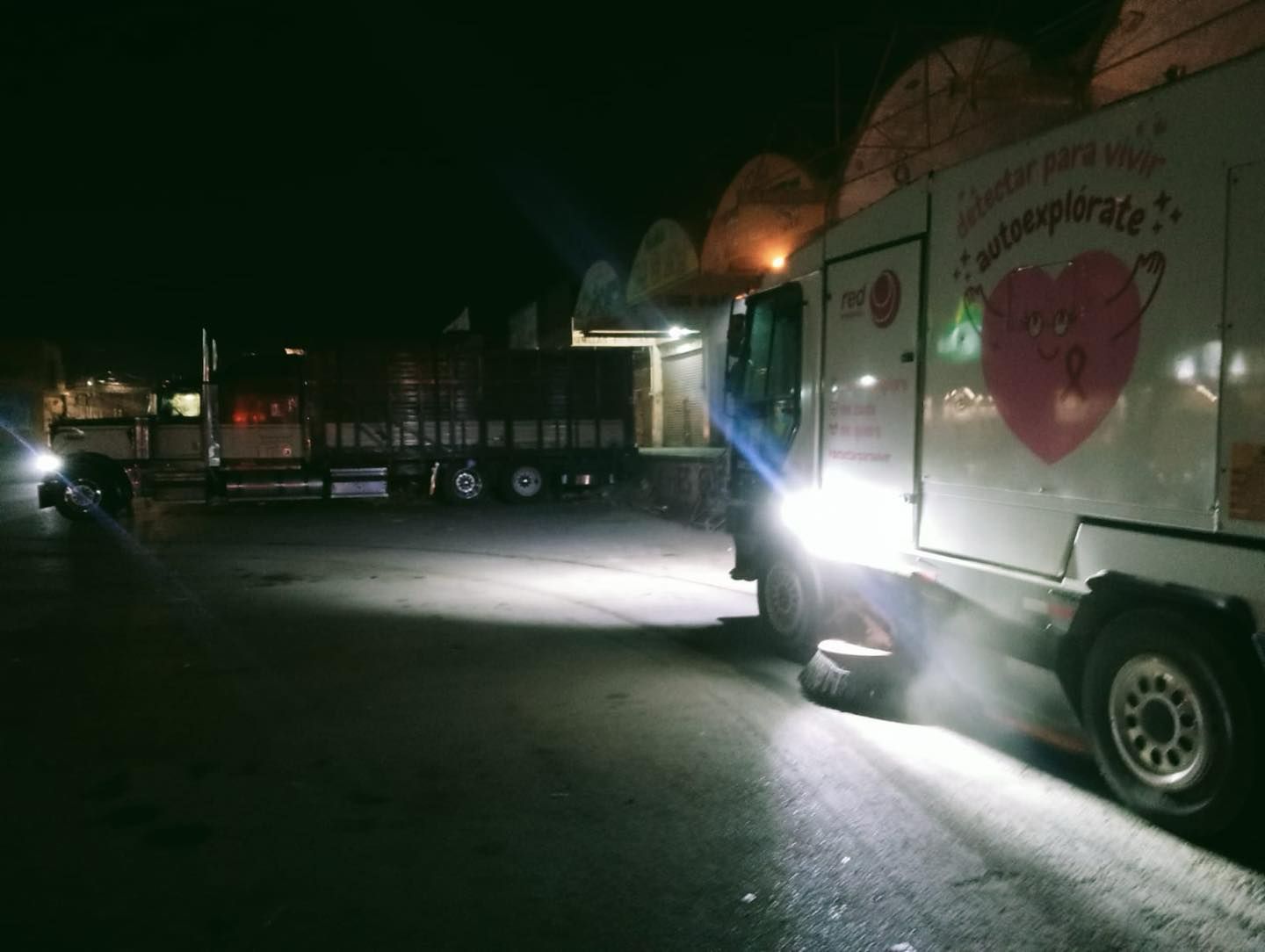 Fotografía de la barredora mecánica limpiando