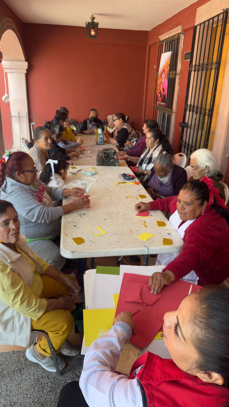 Gobierno de la Capital ofreció taller de adornos navideños en la Delegación La Pila