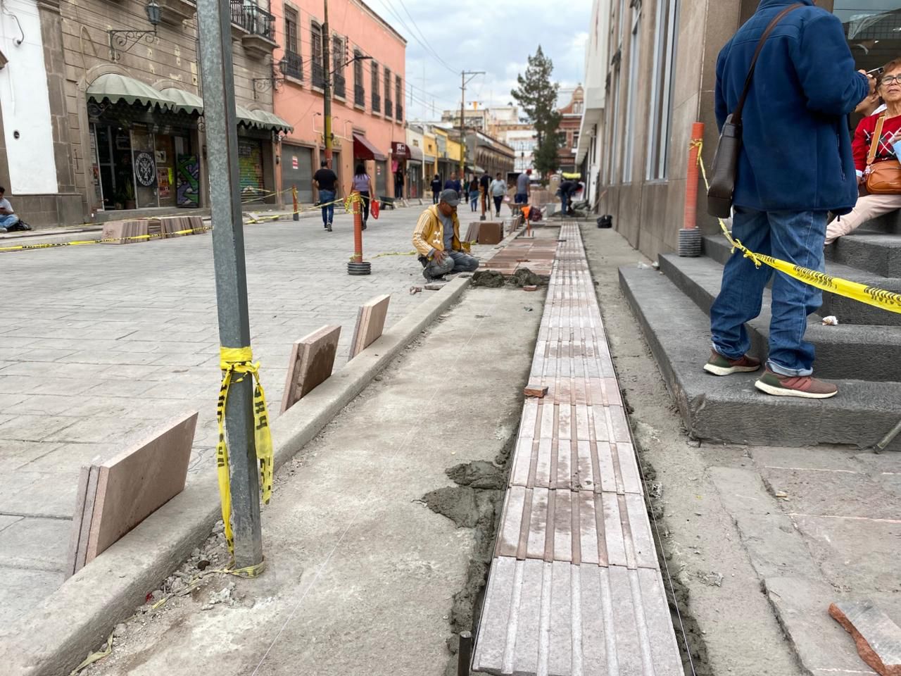 Avanza rehabilitación integral de Julián de los Reyes; se amplía guía podotáctil para mejorar accesibilidad en el Centro Histórico