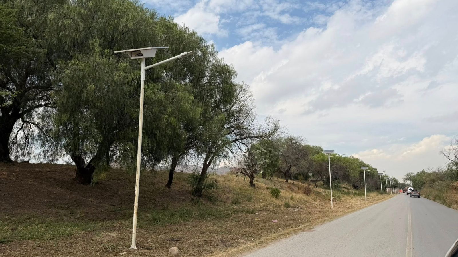 Gobierno de la Capital mejora seguridad y movilidad en acceso a la comunidad de Arroyos, en la Delegación La Pila