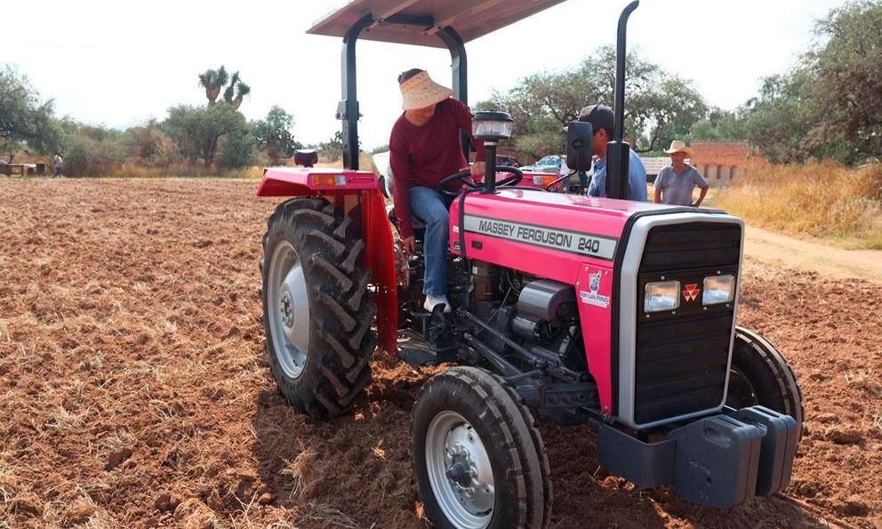 Con “Mujeres al Tractor Rompiendo Paradigmas” el Gobierno Municipal impulsa a mujeres productoras en comunidades rurales
