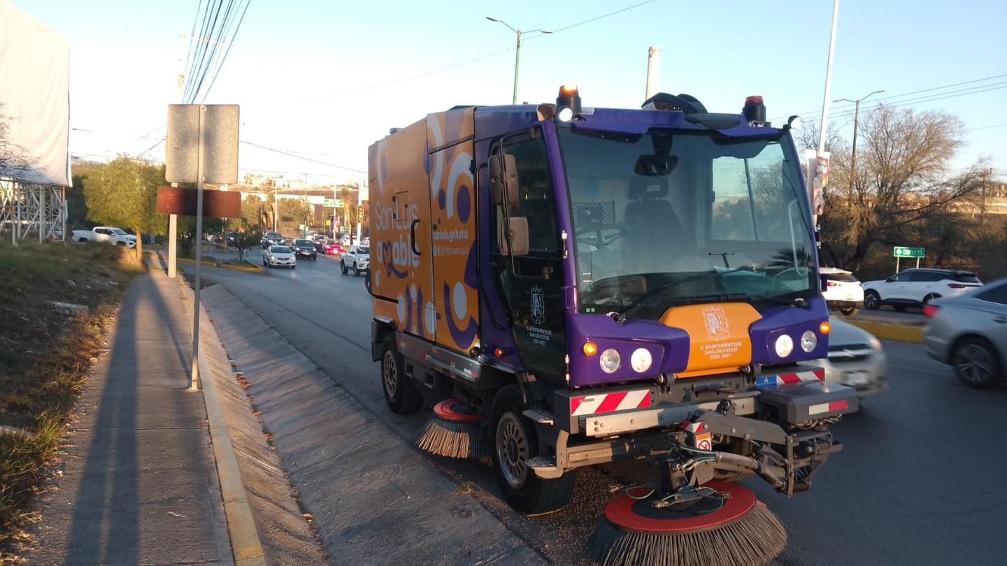 Refuerzan limpieza con barrido mecánico en vialidades del poniente de San Luis Capital