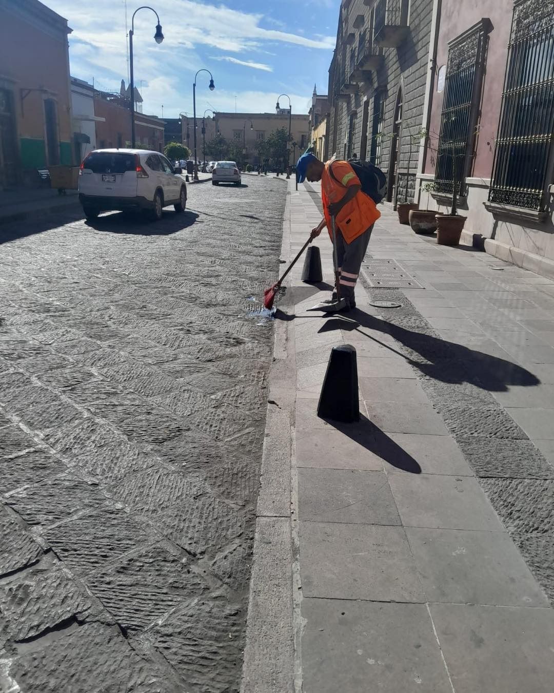Barrido manual recorre hasta 50 km diarios para mantener limpio el Centro Histórico