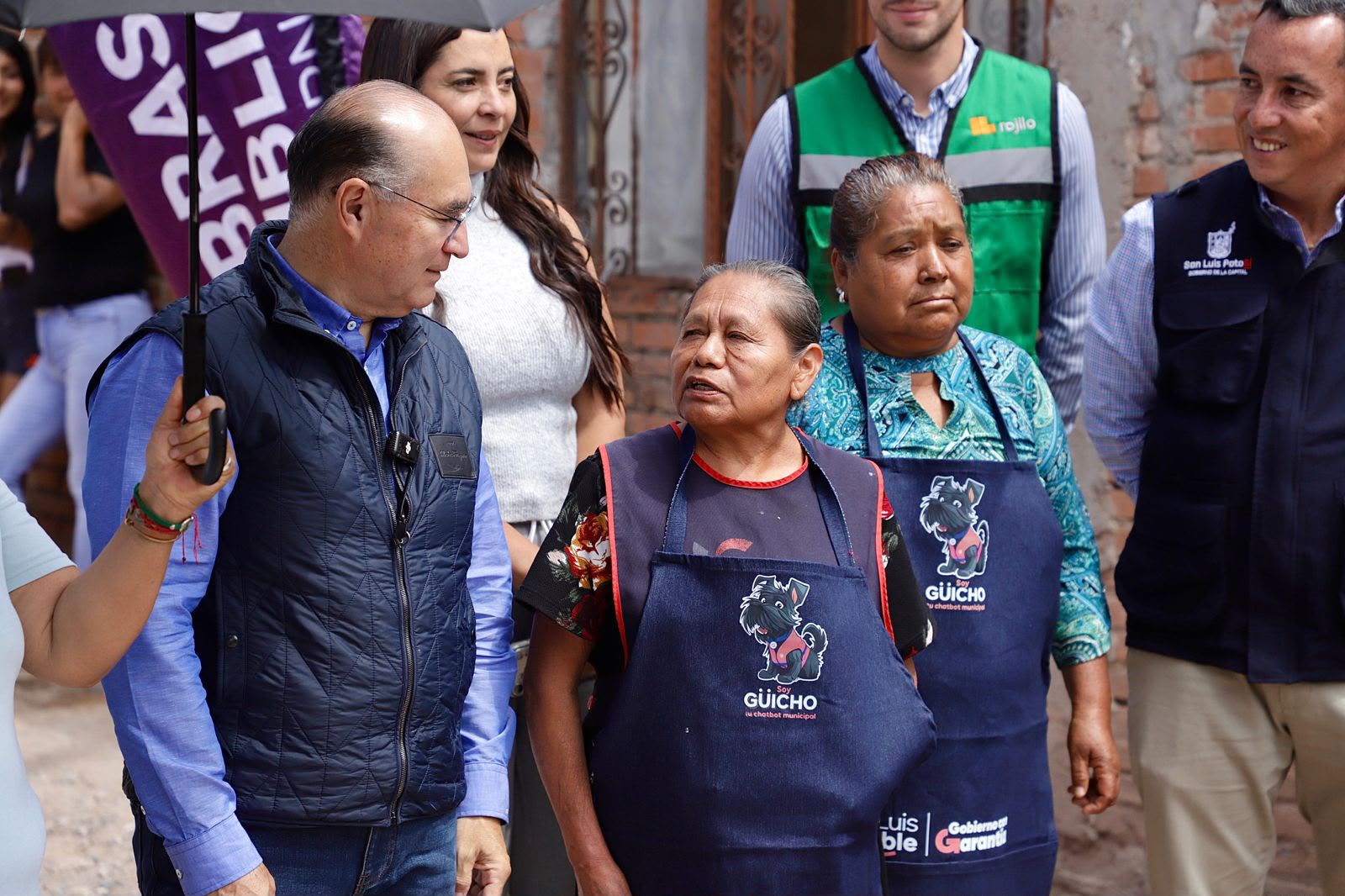 Fotografía del alcalde con vecinos de la zona