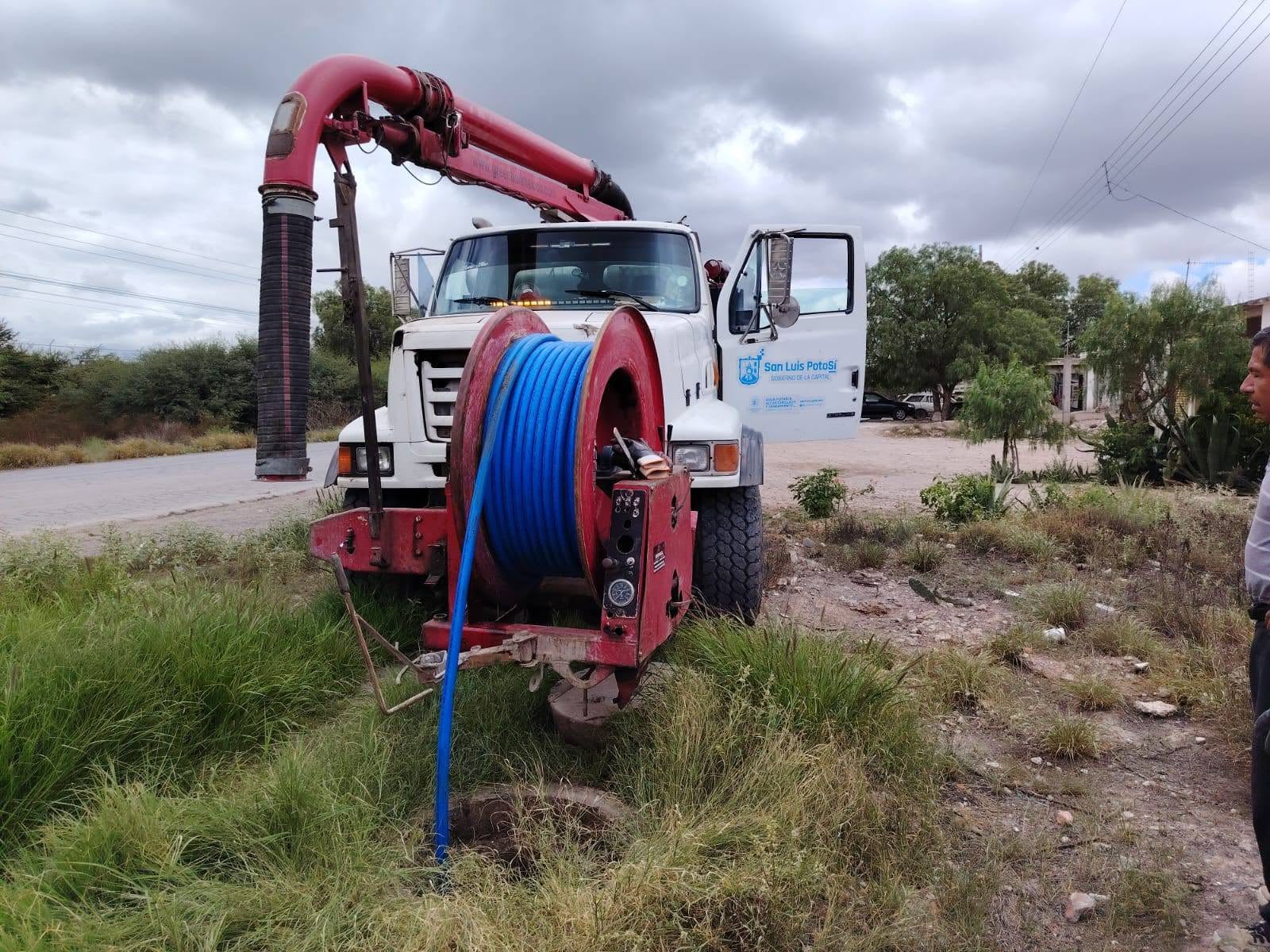 Acciones preventivas municipales llegan a Milpillas para evitar riesgos por drenajes colapsados